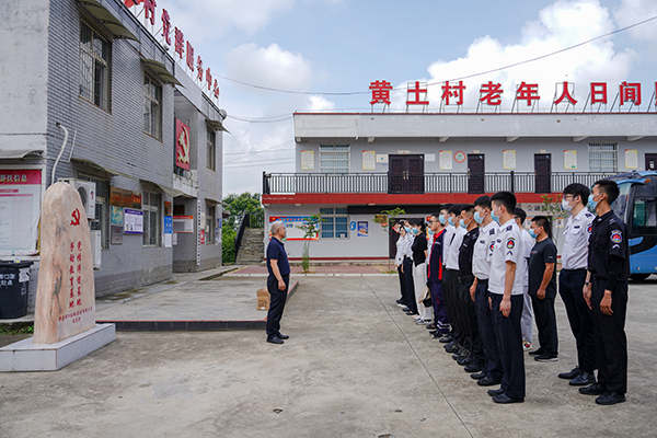 “助力鄉(xiāng)村振興，踐行艱苦奮斗” 將新員工黨性教育活動(dòng)搬到對口幫扶村1.jpg